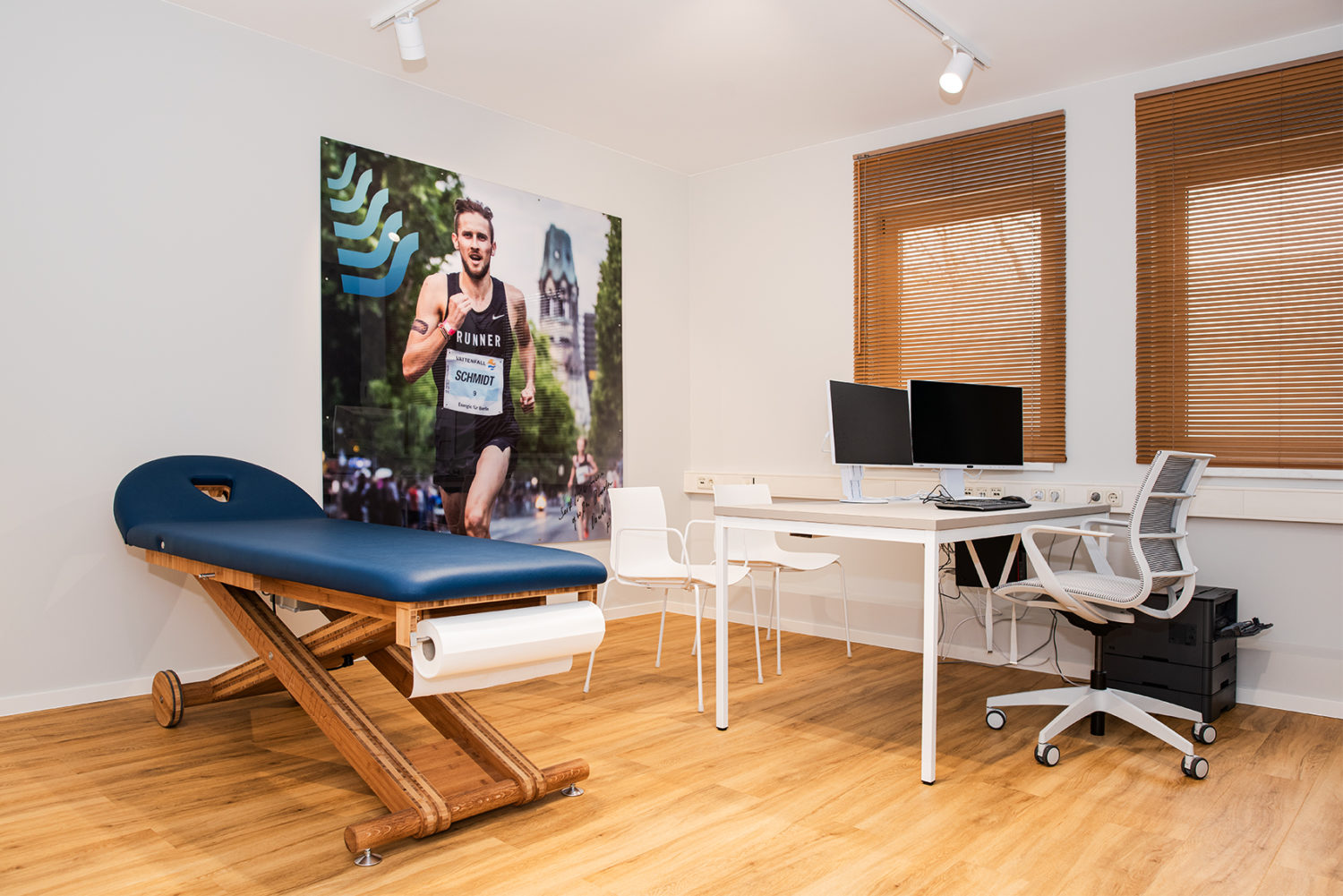 Aufnahme eines unserer Behandlungsräume mit Behandlungsbank und Computer-Arbeitsplatz. Aufnahme eines unserer Behandlungsräume mit Behandlungsbank und Computer-Arbeitsplatz.
