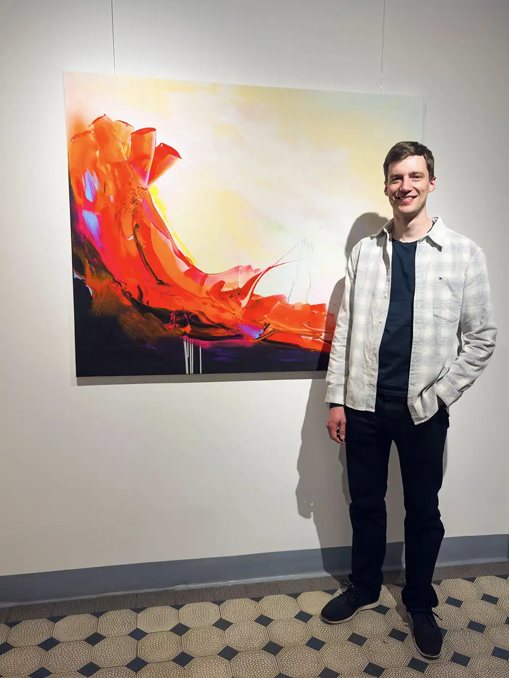 Maler Hans-Oskar Metz vor einem seiner Gemälde